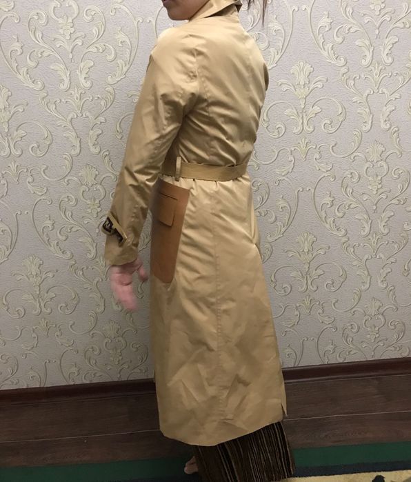 Киімдер. Тренч киілмеген.