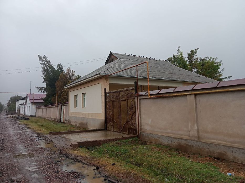 4 xonali uy oshxona va dushi bn. Bog' ham bor