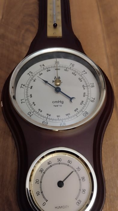 Продам барометр с гигрометром.