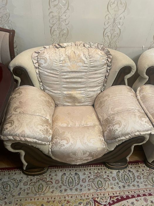 Диван с двумя креслами