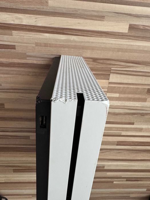 Xbox One S 1TB без контролер