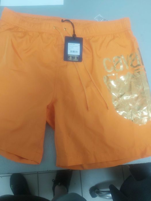 Vînd pantaloni scurți și tricouri