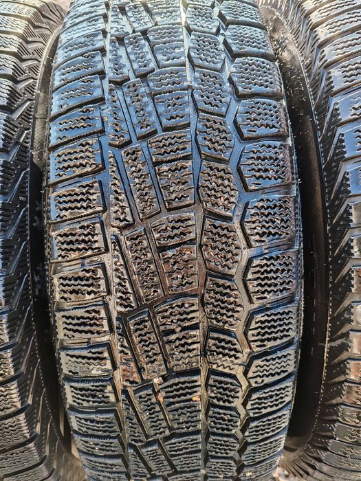 Продам срочно резину с дисками и колпаками