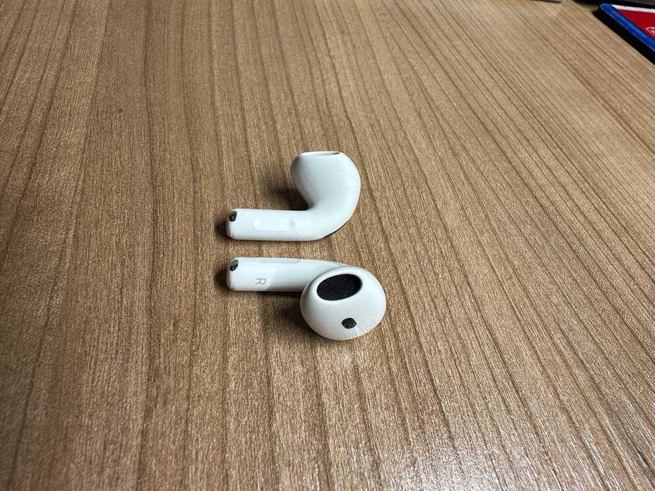 Продаю новые наушники Airpods 4 с шумоизоляцией (оригинал)