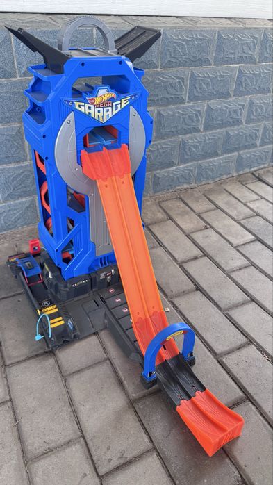 Трек хотвиилс , помешается очень много машинок