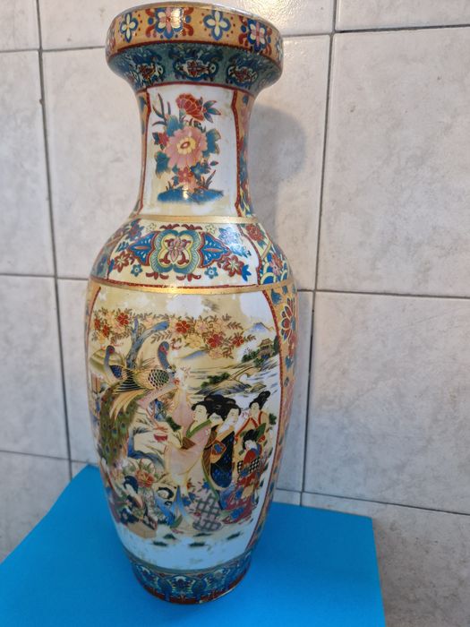 Vaza de porțelan cu motive japoneze