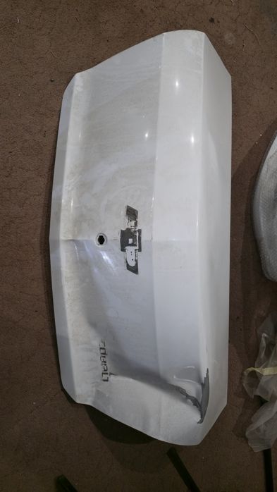 Крышка багажника Chevrolet Cobalt с повреждениями