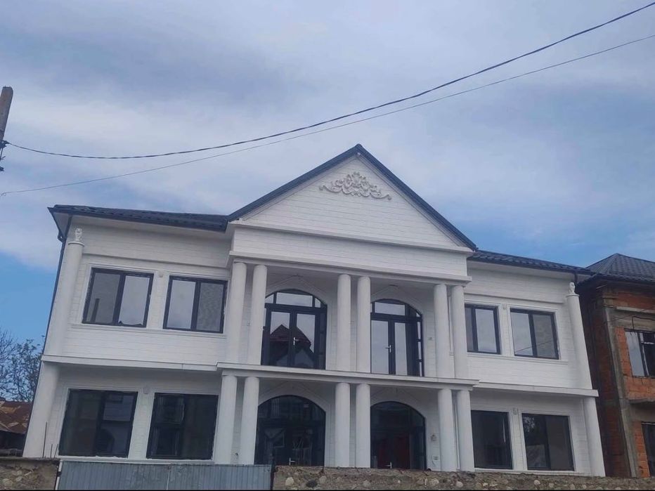 Plăci decorative din marmură și ciment alb