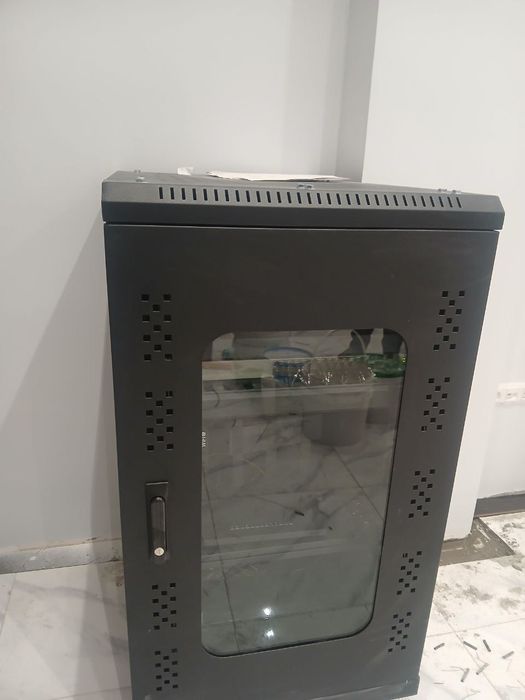 Установка видеокамер и домофонов.  
Разводка СКС