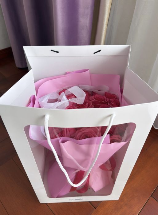 Продам красивый букет роз в переноске