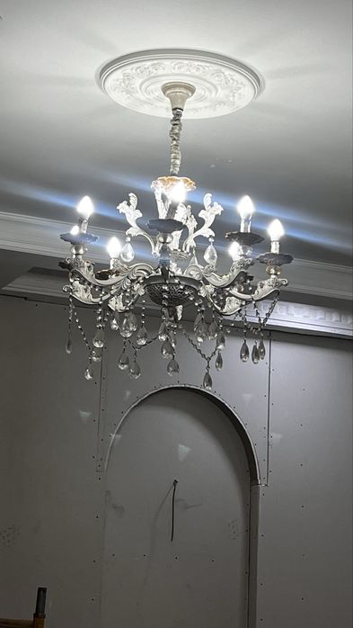 Продам люстру в зал очень подходит