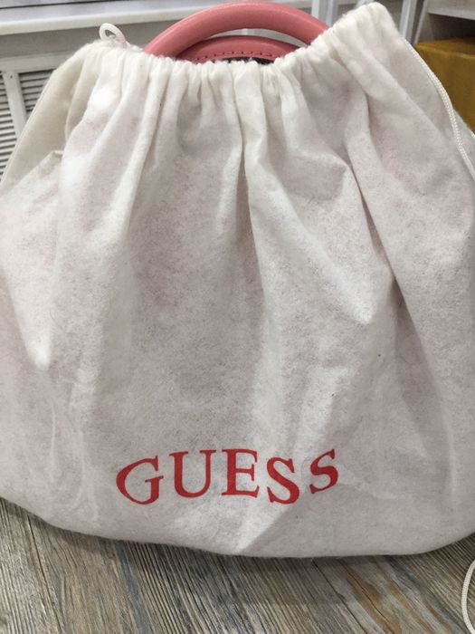 Шикарная сумочка Guess
