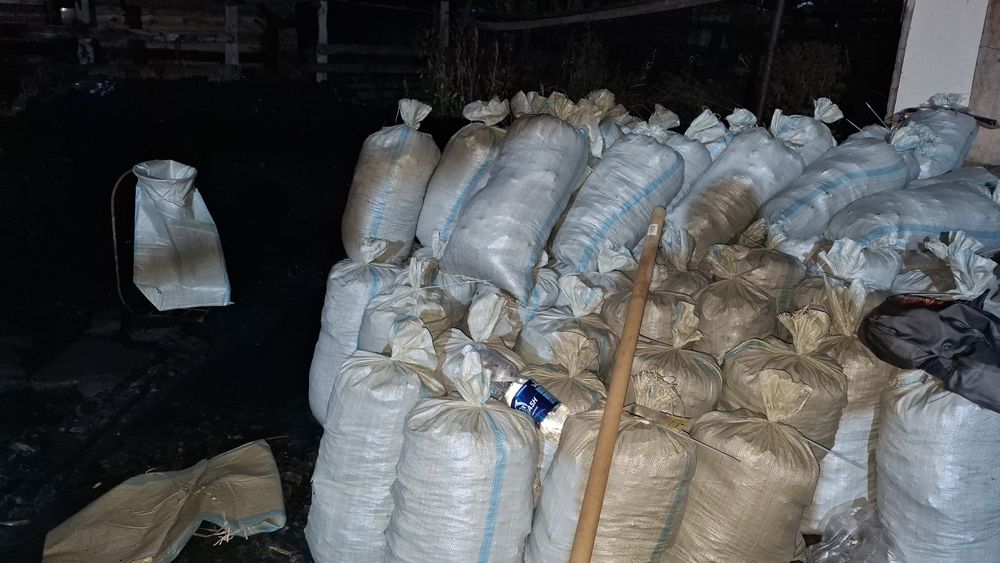 Уголь дрова в мешках.