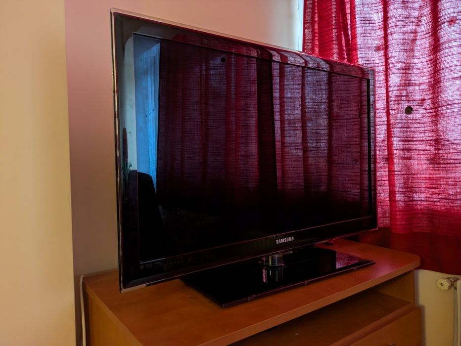 Televizor Samsung 94 cm pe picior