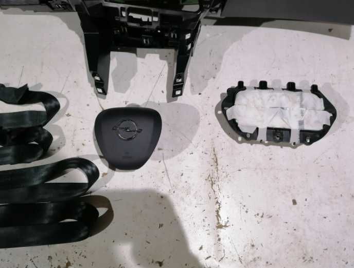 Opel Corsa F plansa de bord - set centuri de siguranta - kit airbag