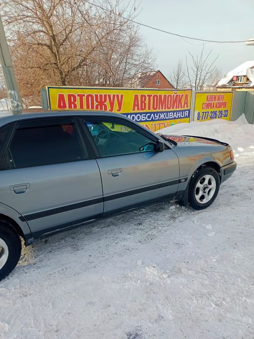 Автомобиль ауди серый