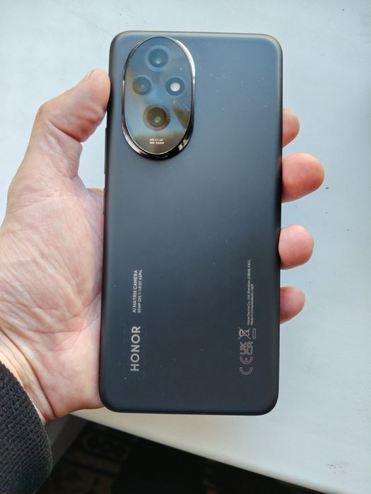 Honor 200 black.