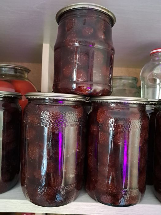 Варенье абрикосовое ,клубничное