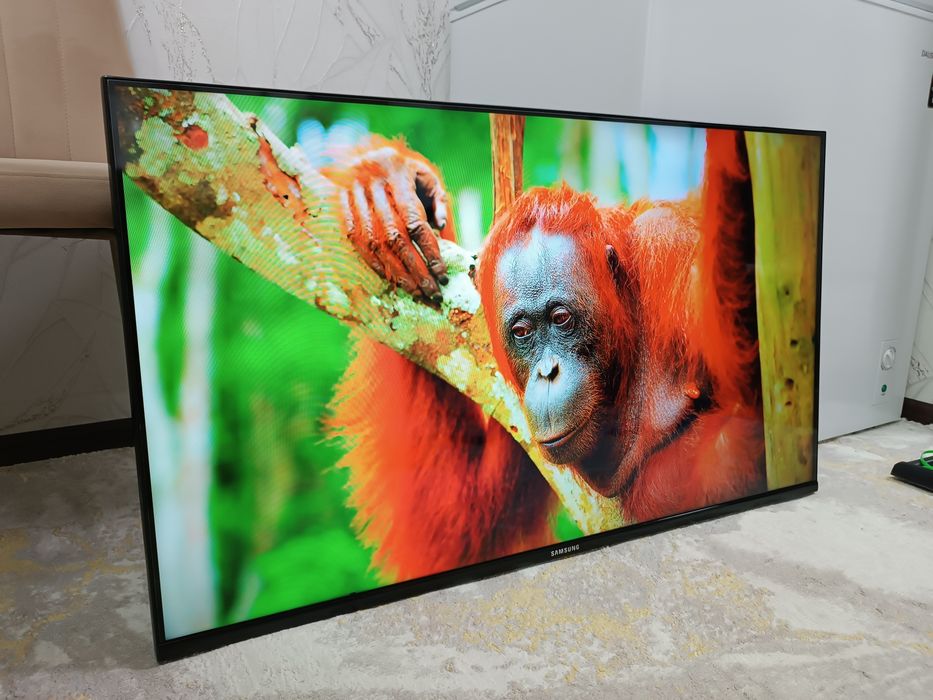 Телевизор SMART TV 43" + Кронштейн.