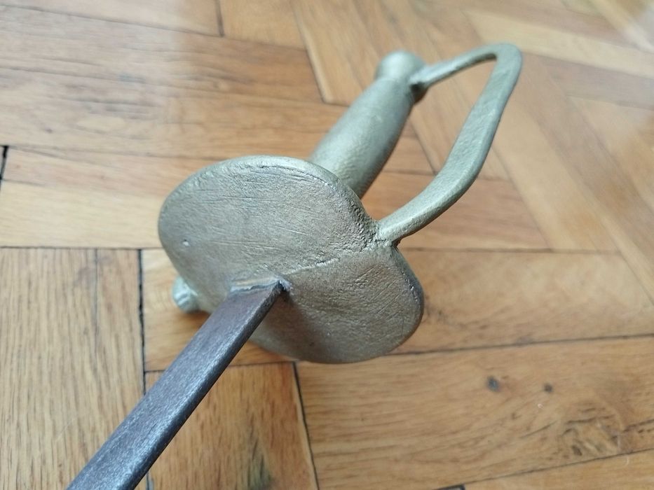 Старинна рапира, шпага, меч, сабя. Стара маска, шлем за фехтовка