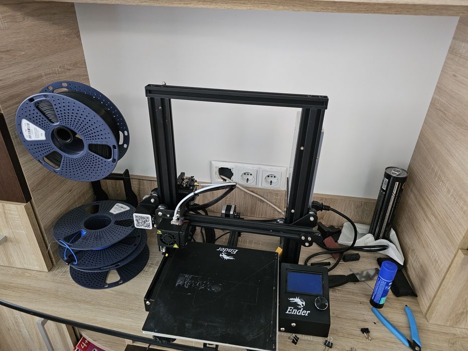 Imprimantă 3D Ender 3+ 1 rolă filament full și 2  role parțiale