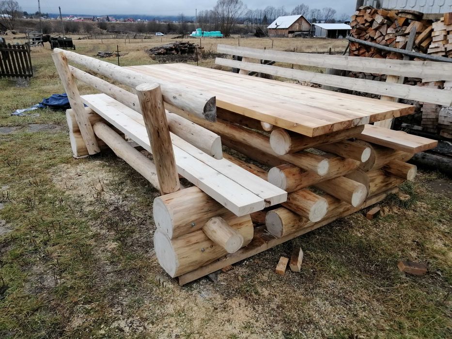 Masa si banci din lemn rotund