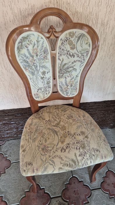 Стол и восемь стульями