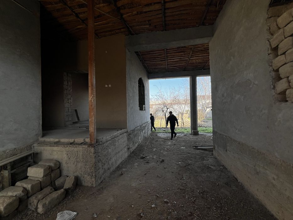 6 Sotiq Hovli Uy va podval bilan