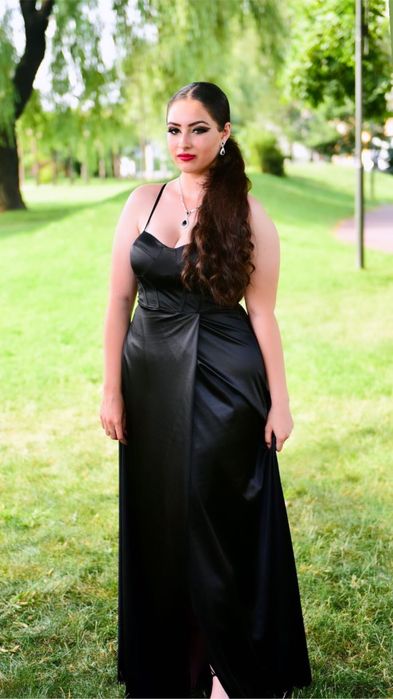 Черна, сатенена бална рокля