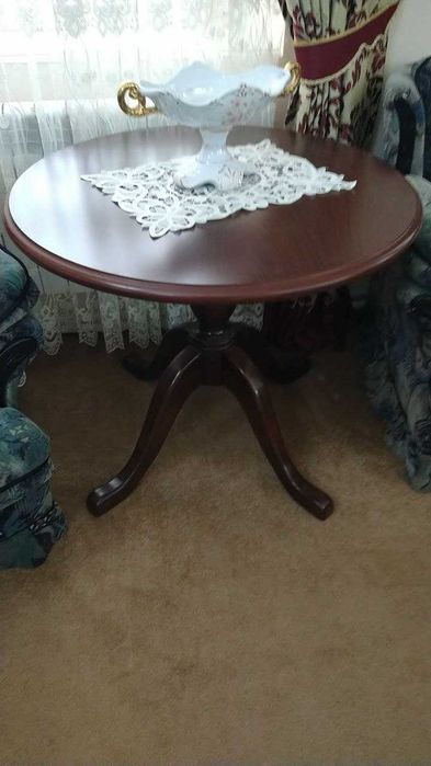 Круглый стол из дерева