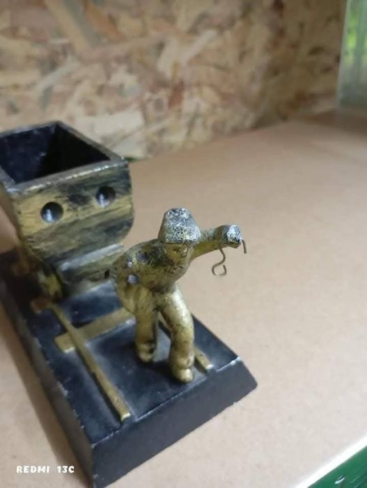 Метална статуетка миньор дърпа вагонетка