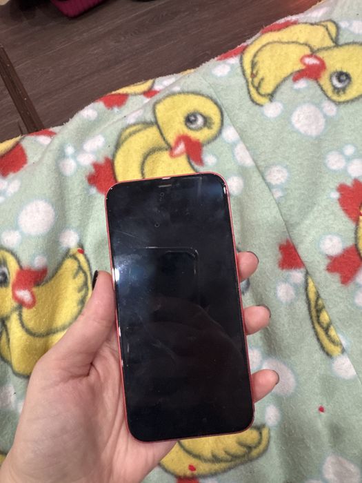 Айфон 12 красный