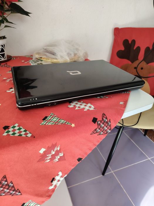 Laptop Compaq negru cu gri