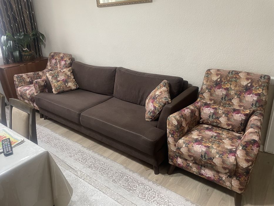 Продается диван с двумя креслами