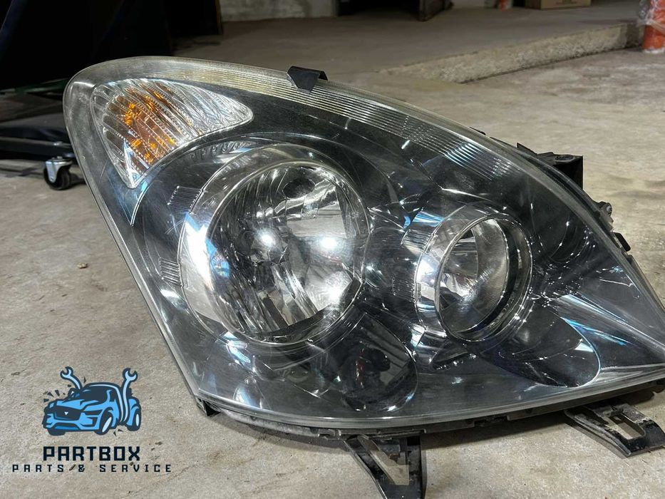 Десен фар за Toyota Corolla Verso 2008 facelift