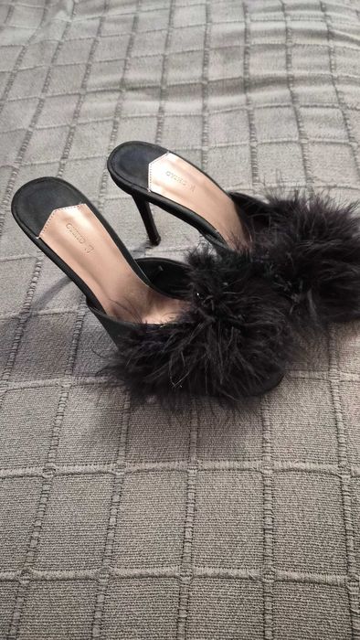 Черни домашни чехли с ток и пера – Oysho, нови, номер 36