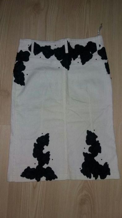 Fusta catifea reiata alba cu dantela M