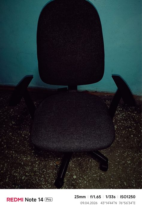 Компьютерный стол с офисным креслом