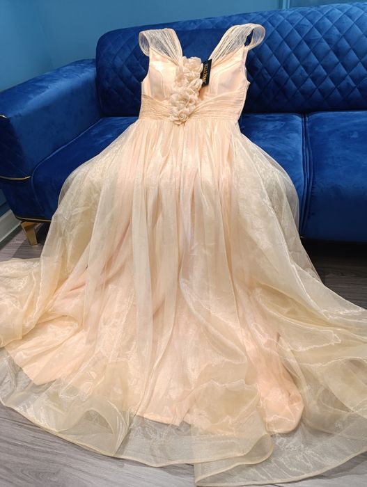 Роскошное вечернее платье в нежно-персиковом цвете