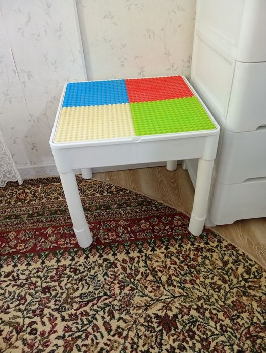 Продам столик Лего с пуфиком