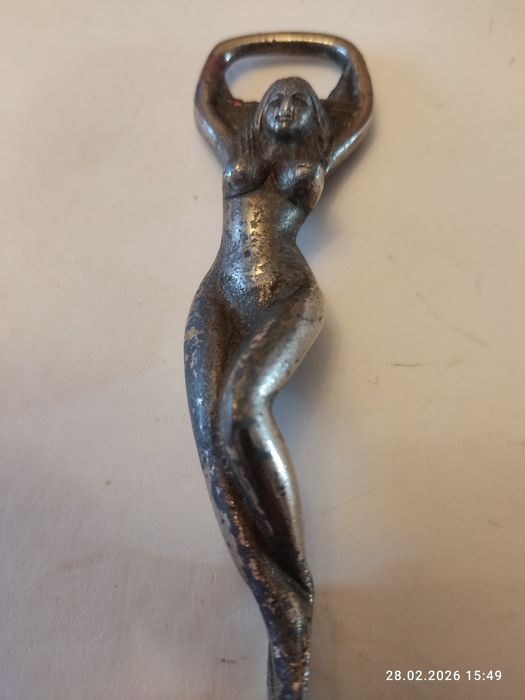 Открывашка обнажённая девушка..