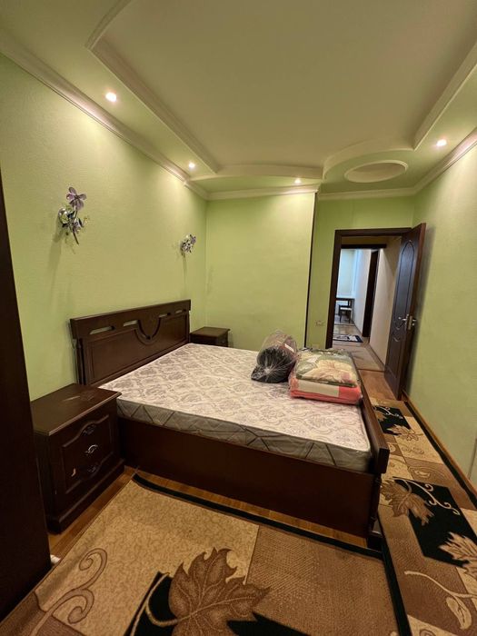 Ойбек метро 2-комнатная 1-этаж 5-этажный дом