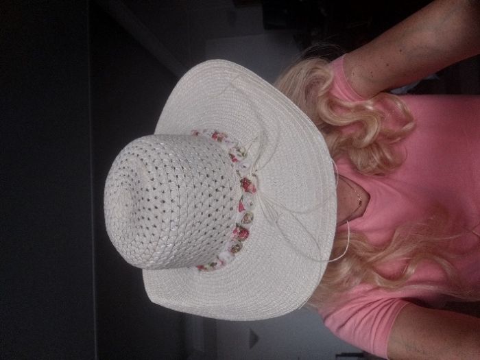 Palărie de soare albă cu fundă cu model floral. Madame Briolette.