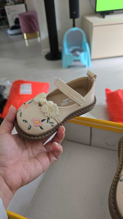 Продам новые туфли для девочки