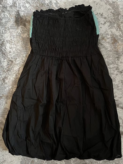 Черна рокля с голи рамене