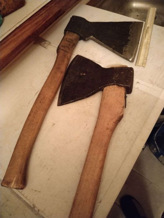 Продам мясной топор с топорищем.