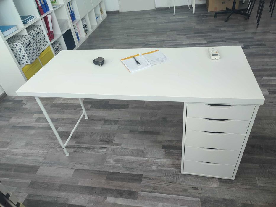 Birou alb de birou, cu spatiu de depozitare, ca nou, 140 cm x 6 cm