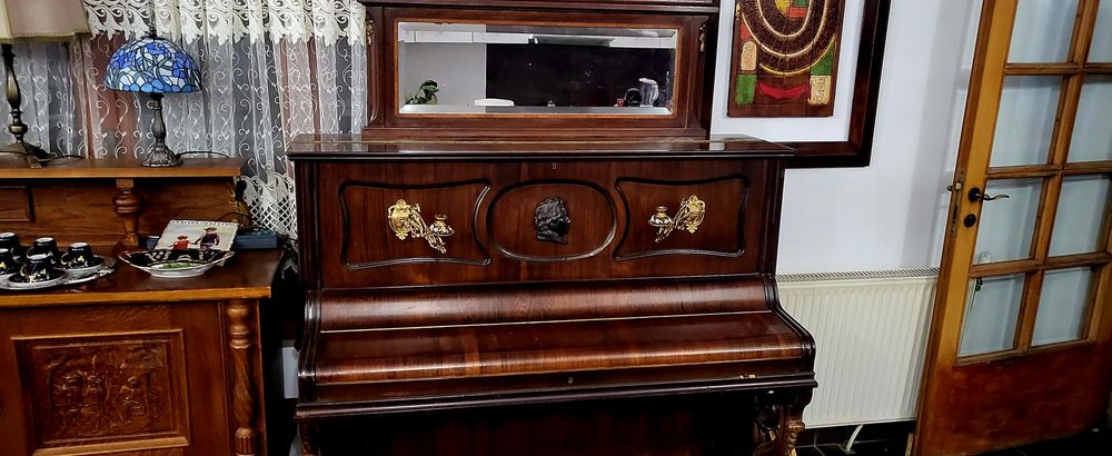 Vând pianina antika perfect acordata