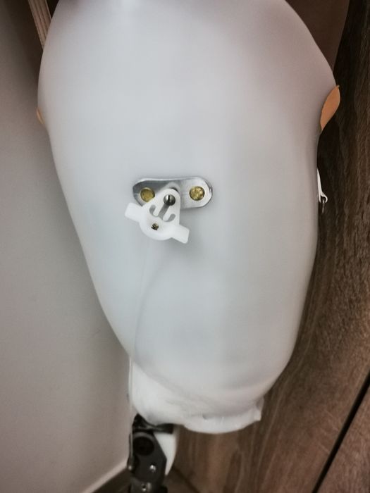 Proteza picior din metal si silicon
