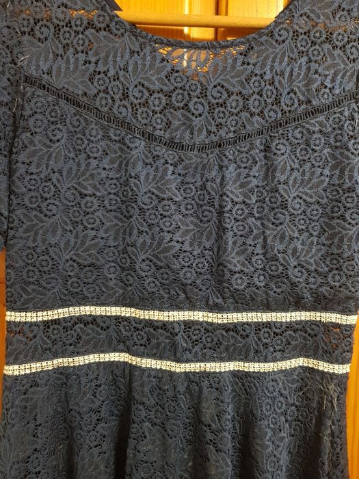 Дантелена тъмносиня рокля